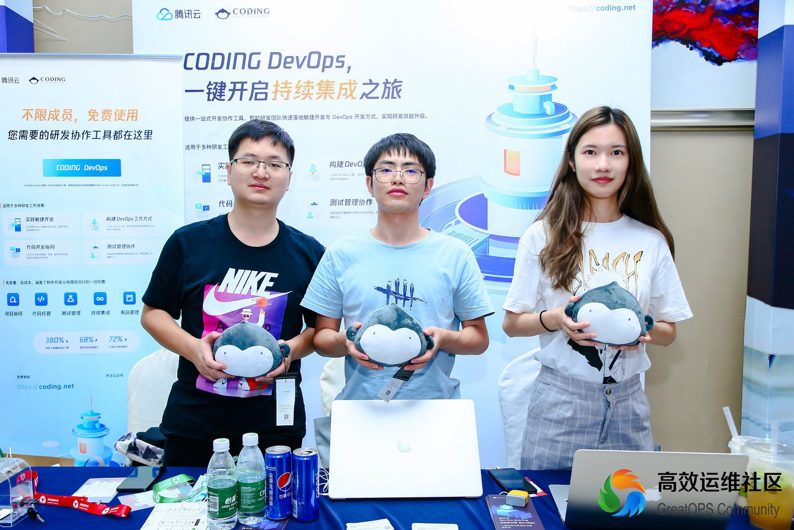 CODING 展位作業人員合影