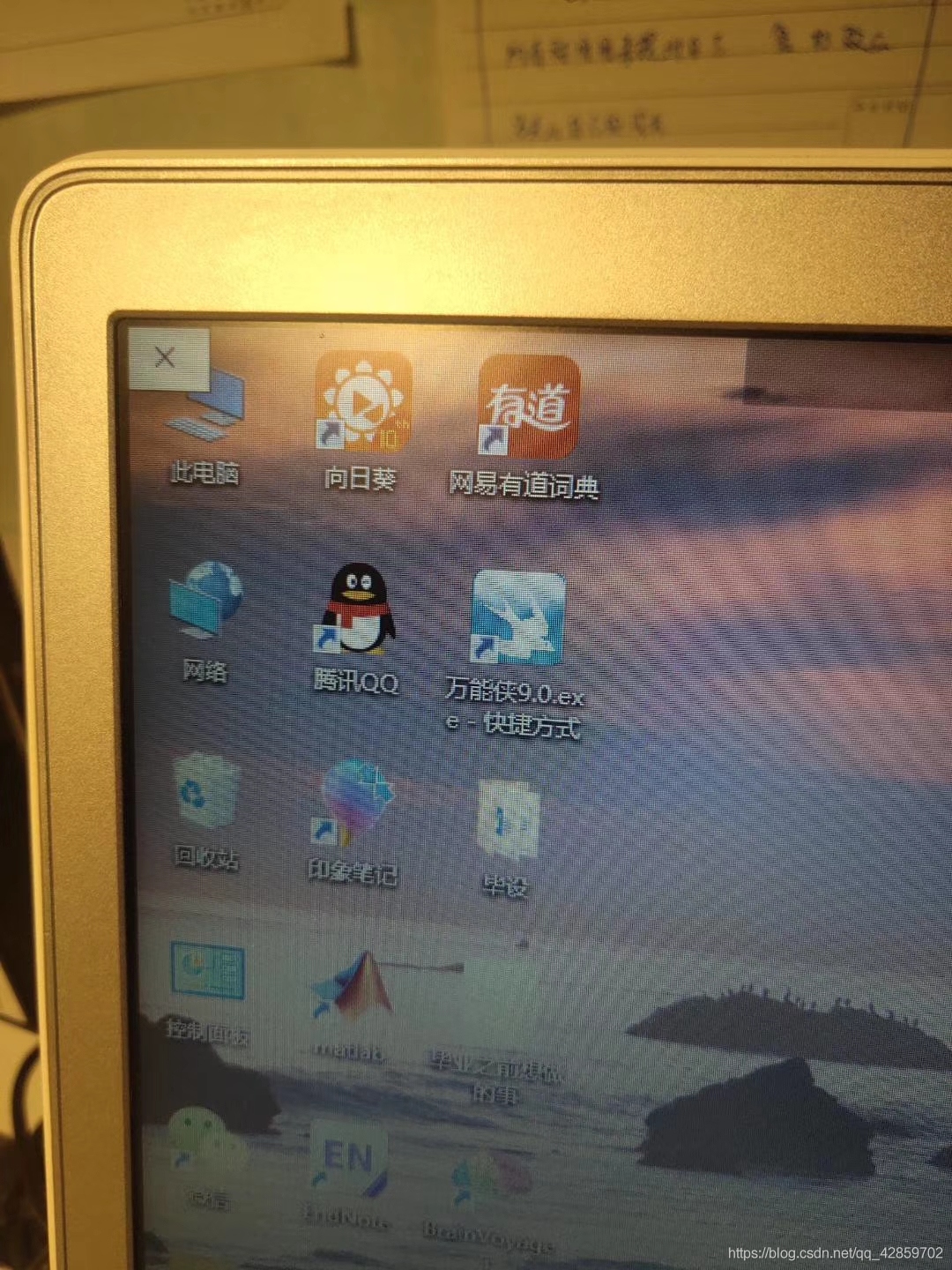 如左上角,MATLAB打開只有一個叉號,界面不見了