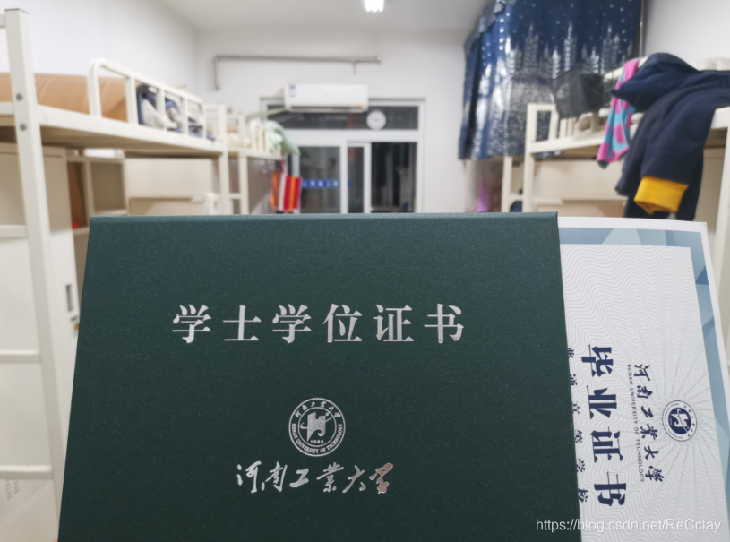 本科畢業證書與大F區合影