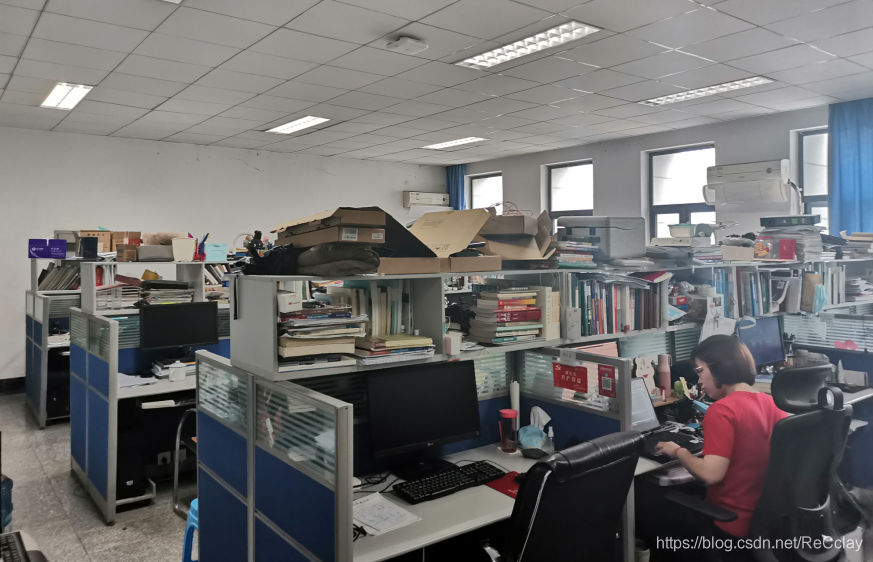 我提前到易老師教研室踩點