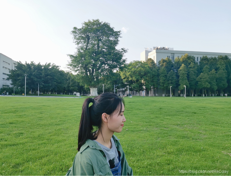 成電圖書館草坪打卡