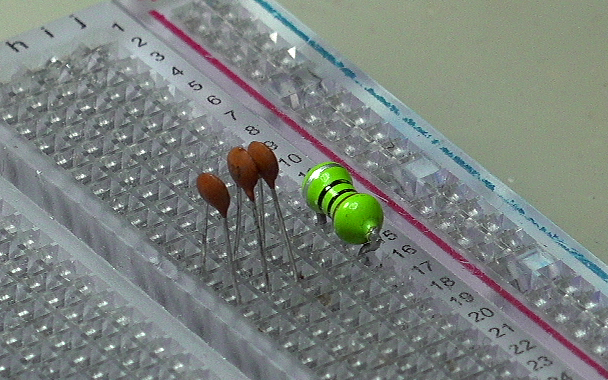 ▲ 色環電感與諧振電容