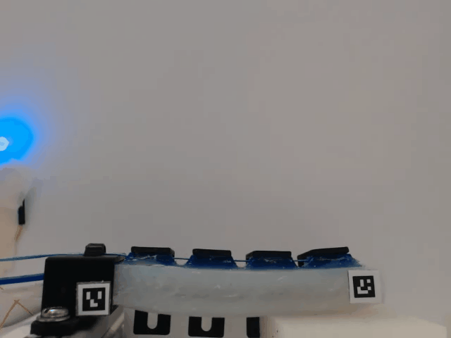 機器人彎曲并附有兩個Aruco標記