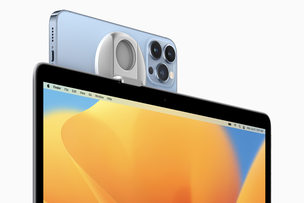 iPhone 13 Pro 通過連續互通相機功能被用作新款 13 英寸 MacBook Pro 的網路攝像頭，